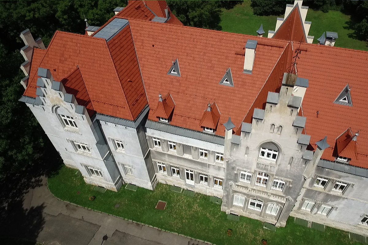 Pałac Donnersmarcków w Nakle Śląskim z powietrza &#8211; film