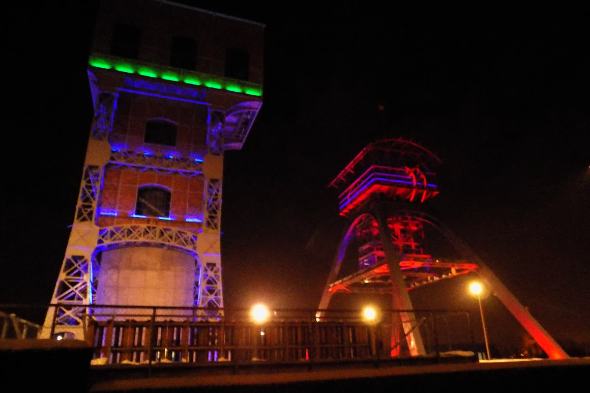 Oświetlenie wież wyciągowych kopalni Polska w Świętochłowicach &#8211; film
