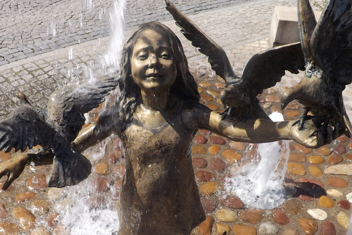 Dziewczynka z gołębiami w Częstochowie &#8211; film